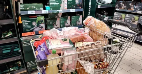 Prețurile de Paște 2026: Oameni în piețe și supermarketuri