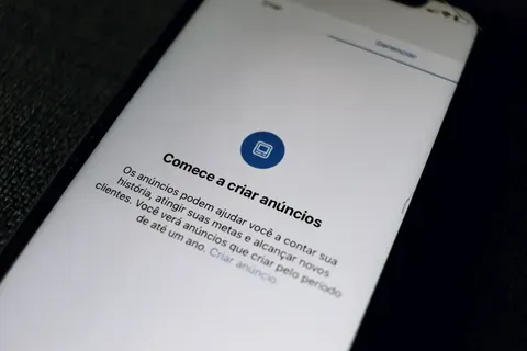 Oameni care strigă la mitingul lui Orban