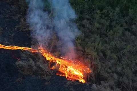 Erupția vulcanului Piton de la Fournaise: Activitate continuă de două luni