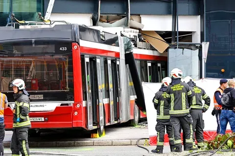 Accident cu troleibuz în Austria