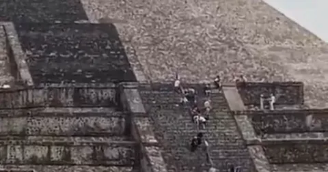 Atac armat la piramidele Teotihuacán