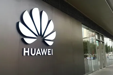 Noul telefon pliabil Huawei Pura X Max