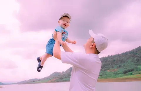 Papa Leon învață un truc de baschet cu Harlem Globetrotters