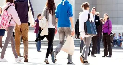 Generația Z: Dependenta financiară de părinți și riscurile acesteia