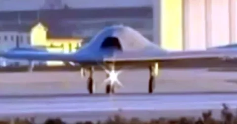 Inovația Chineză: Dronă alimentată în zbor