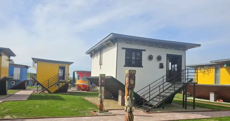 Satul răsturnat, un loc turistic special în România