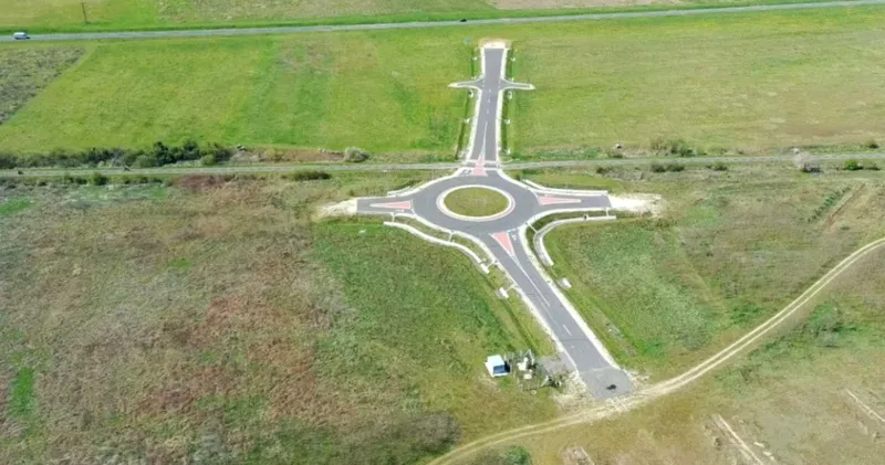 Elefantul alb din Ungaria: Un sens giratoriu abandonat de 1,5 milioane de dolari