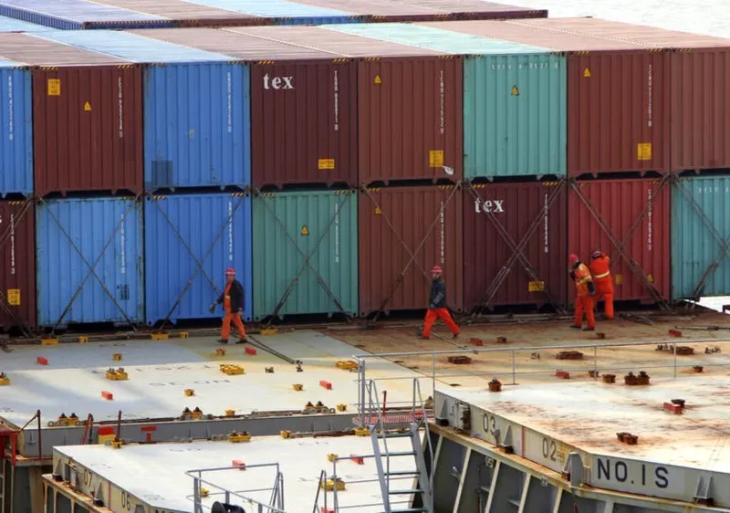 Deficitul Comercial al României: O Scădere Ambivalentă