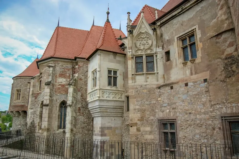 Misterele Castelului din Carpați: Cetatea Colț și Traseul Tematic