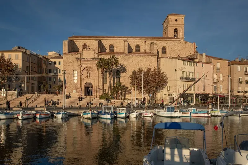 Două nave comerciale trec prin Strâmtoarea Ormuz în ciuda blocadei americane