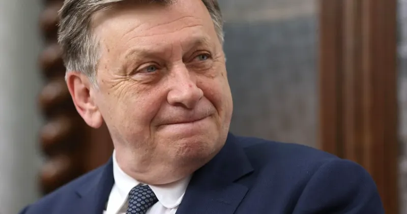 Crin Antonescu critică mișcarea "rezist" și reacțiile față de Nicușor Dan