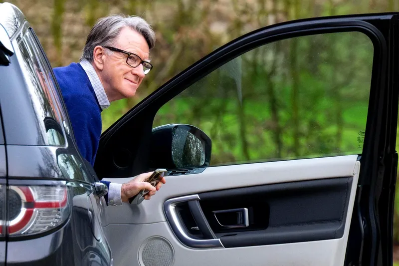 Lord Mandelson va fi amendat pentru urinat în public