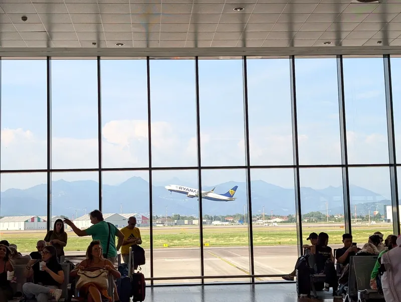 Un băiat britanic de 9 ani, cu pașaport românesc, interzis în Marea Britanie