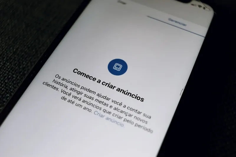 Oameni care strigă la mitingul lui Orban