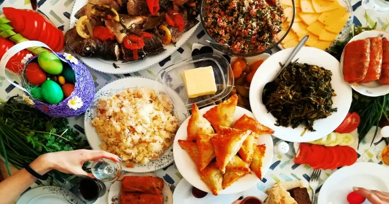 Cum să te descurci emoțional la masa de Paște în familie