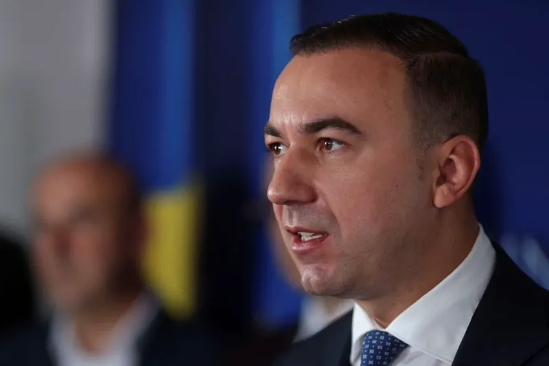 Scăderea prețului petrolului va ajunge la pompă în trei-patru săptămâni