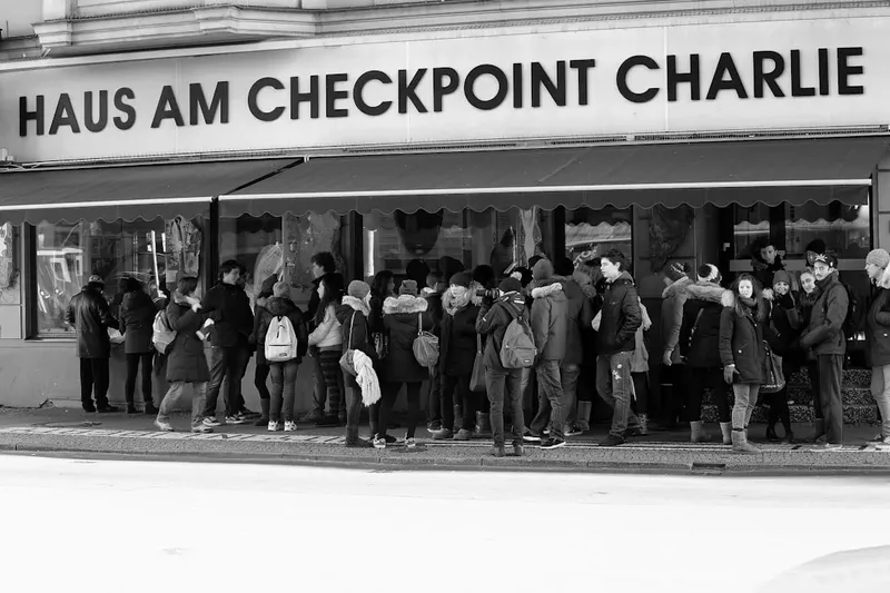 Erika Kirk se retrage de la un eveniment