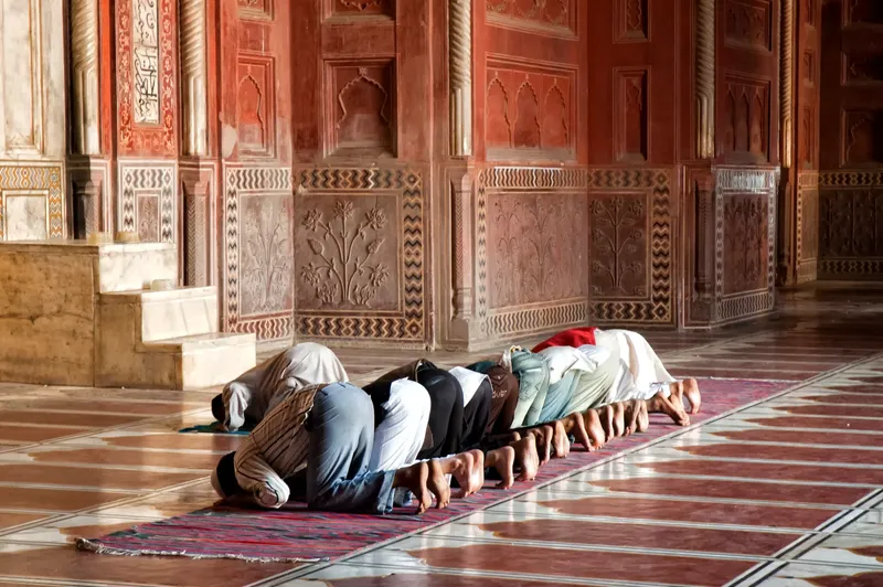 Un sat elvețian oprește construcția unei moschei: O analiză a tensiunilor culturale și sociale