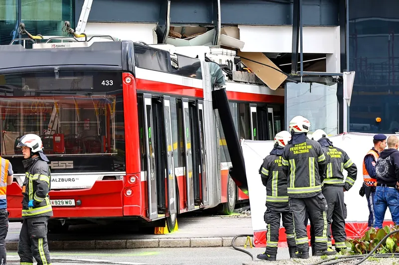 Accident cu troleibuz în Austria