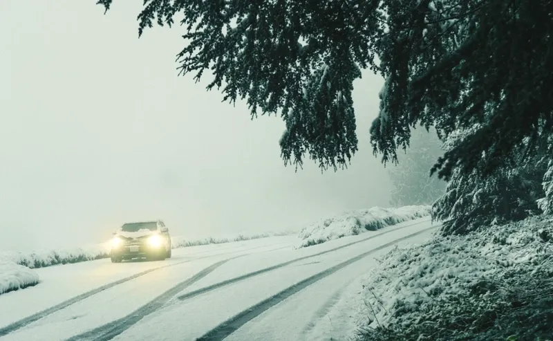 Traficul rutier pe DN 18 prin Pasul Prislop, afectat de ninsoare