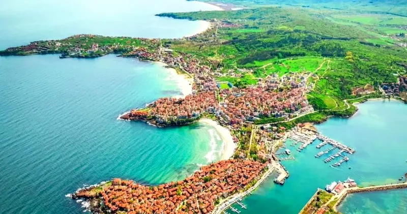 O destinație turistică încântătoare și cuminte, comparabilă cu Coasta Amalfi, dar la prețuri accesibile