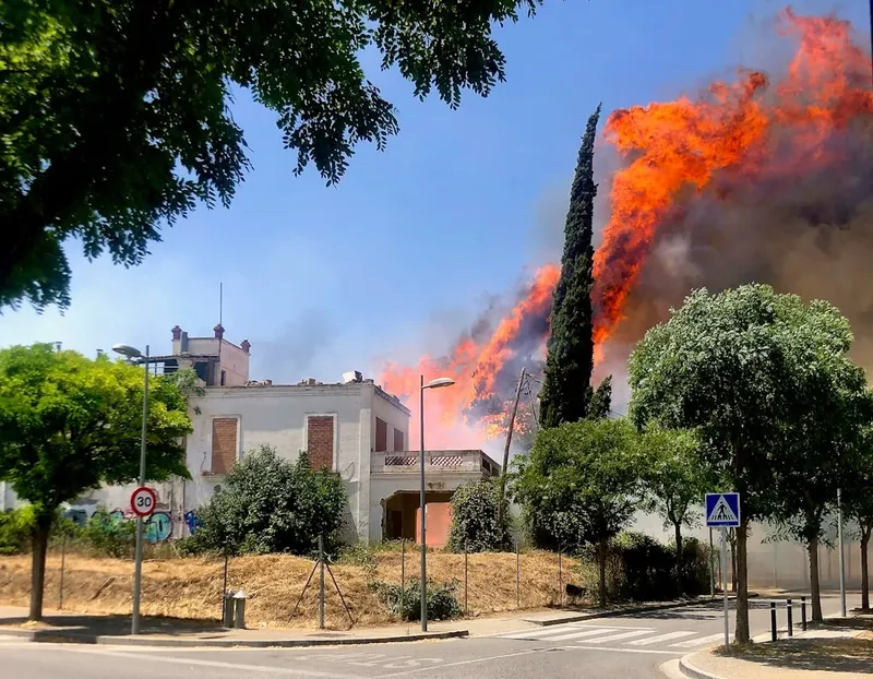 Incendiu la CET Vest: Intervenția Deteriorată de Flăcări