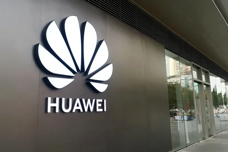 Noul telefon pliabil Huawei Pura X Max