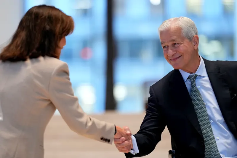 De ce Jamie Dimon evită deciziile importante vinerea
