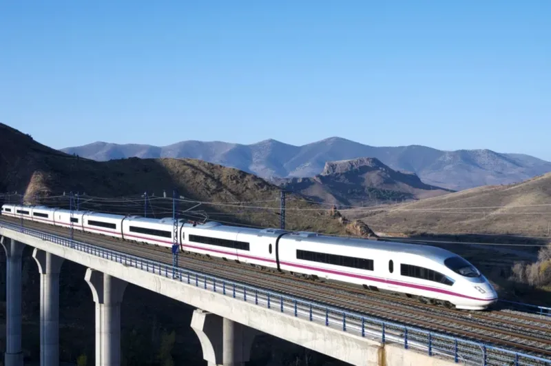 Comisia Europeană oferă tinerilor 40.000 de permise de călătorie gratuite