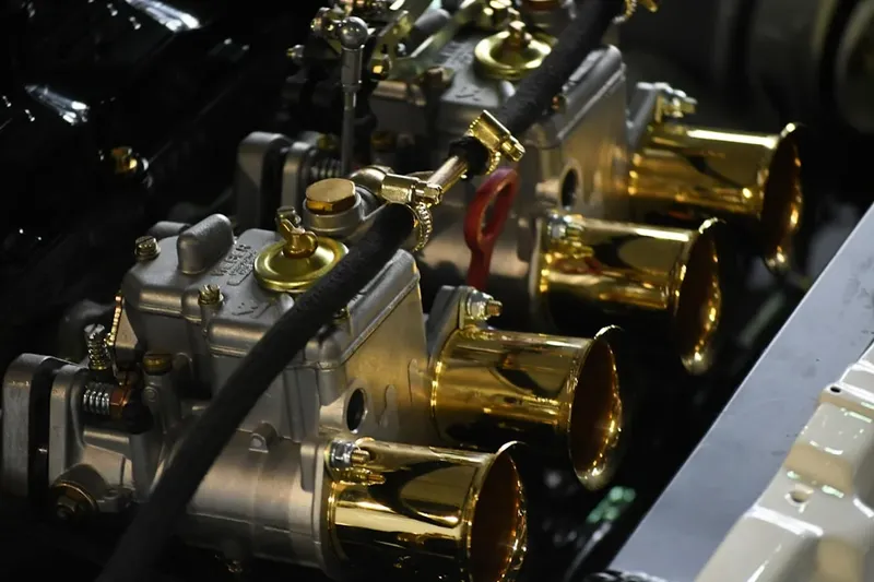 Prețurile la carburanți scad în România