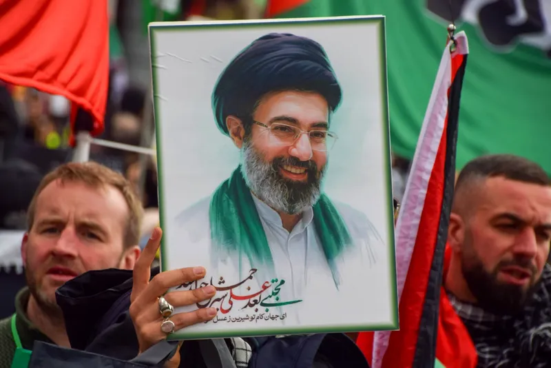 Imagini Îngrijorătoare în Iran: Controversa Fotografiei Liderului Suprem