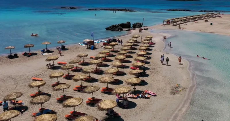 Grecia interzice șezlongurile pe sute de plaje: provocările turistice pentru 2026