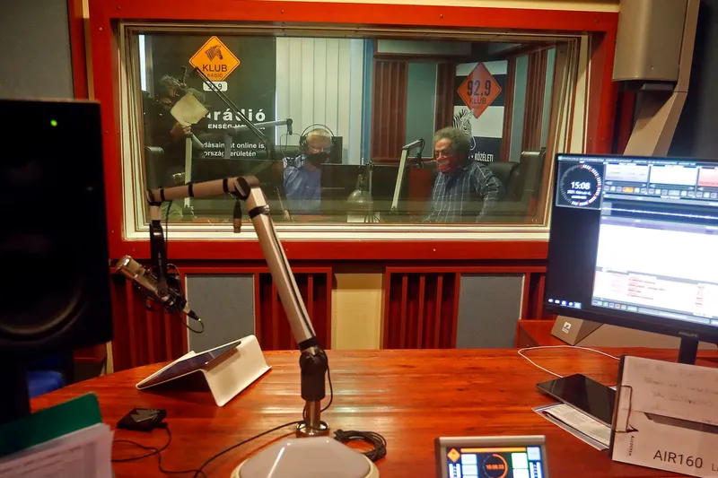 Controlul presei în Ungaria: Un interviu cu Mihály Hardy de la Klubrádió